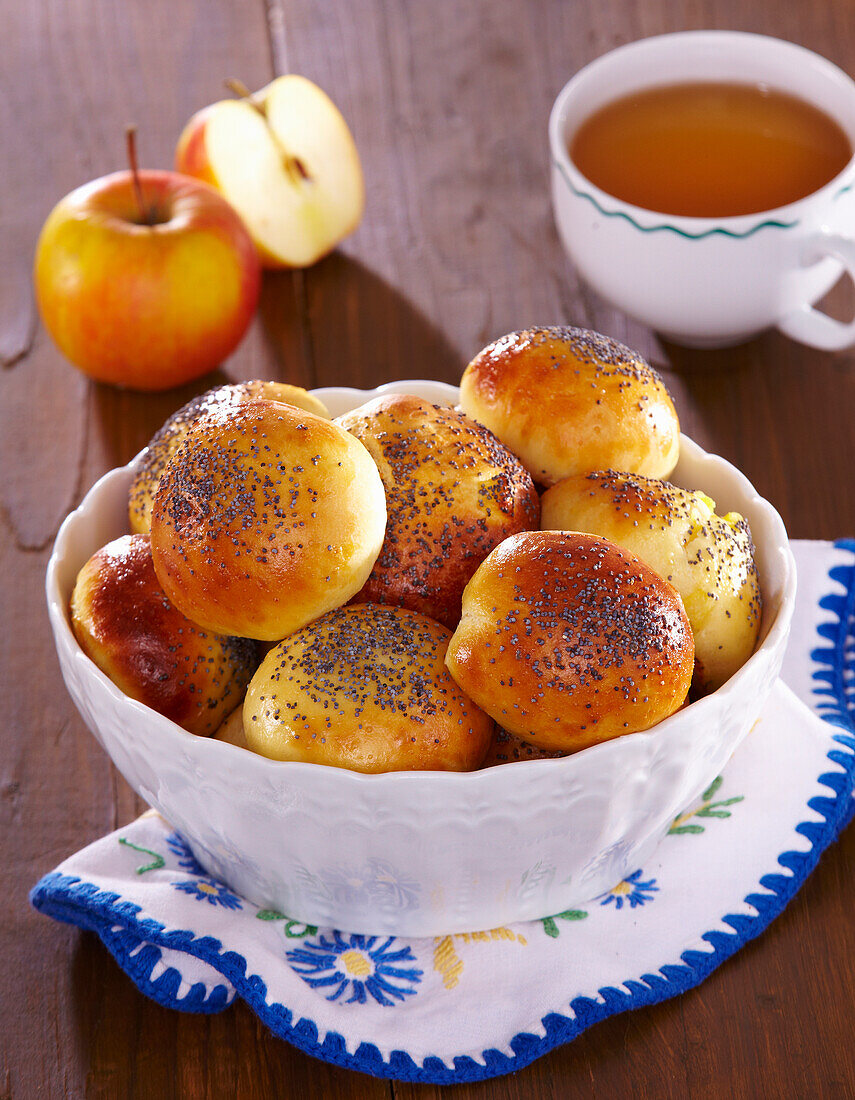 Apple buns with poppy seed