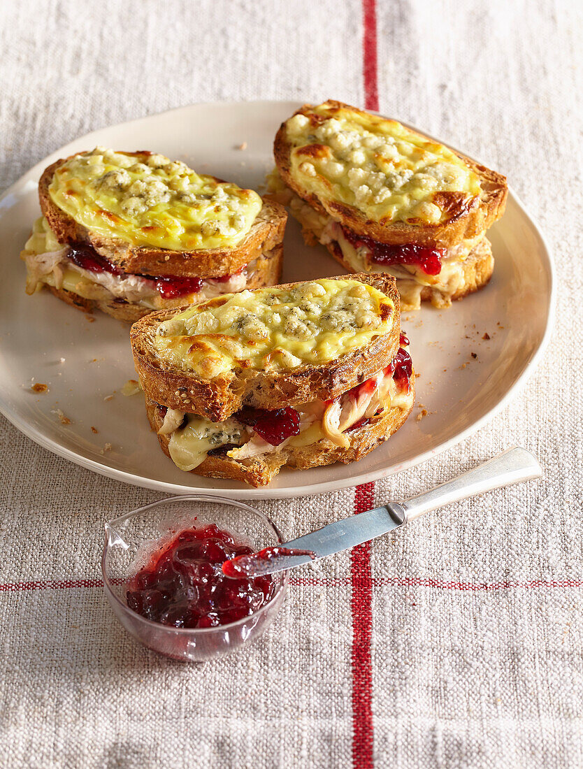 Turkey croque monsieur - Gratinated sandwich with bechamel sauce and turkey