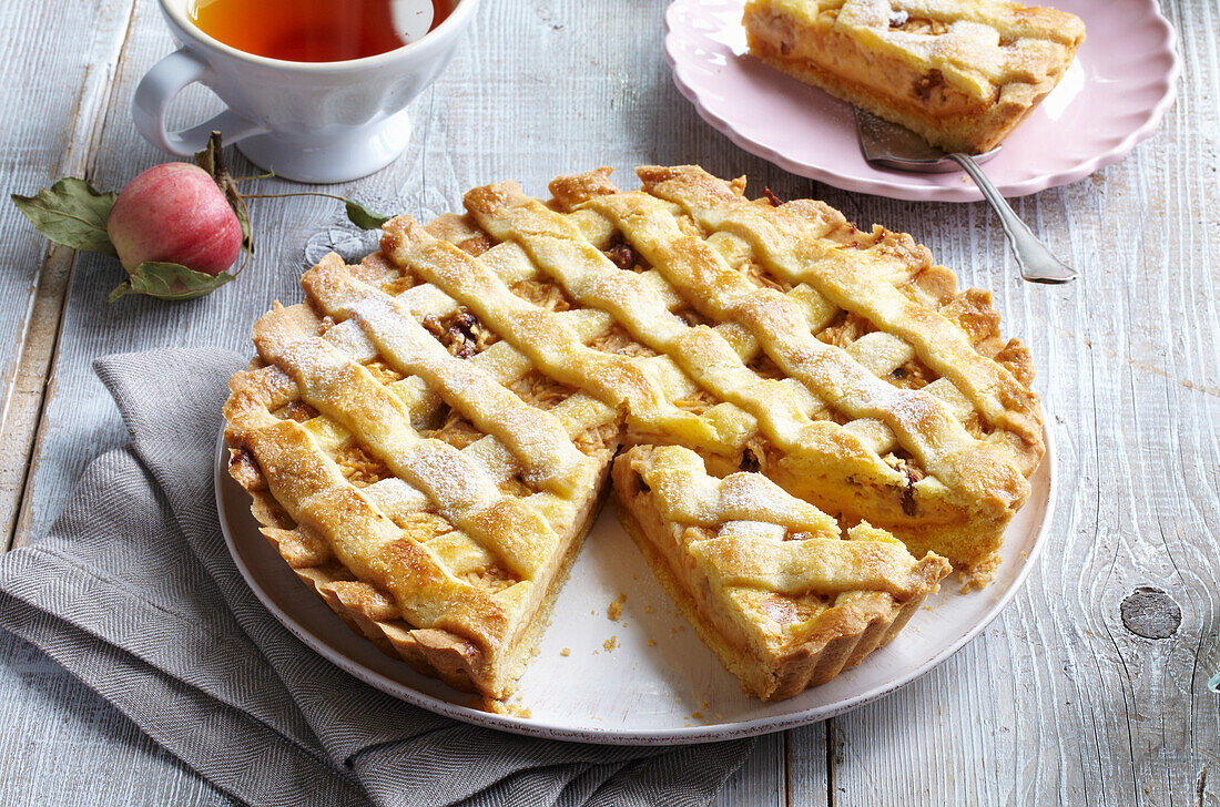 Kuchen mit zweierlei Füllungen und Teiggitter