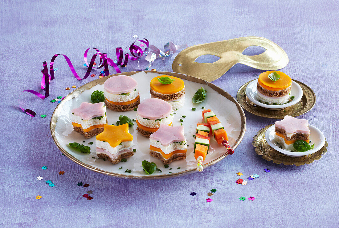 Canapés aus dunklem Brot mit Schinken zu Silvester