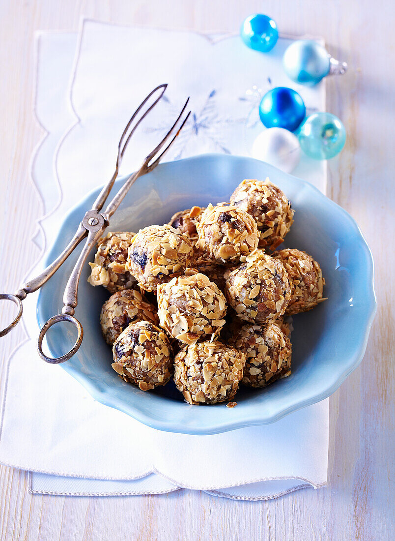 Mandelbällchen mit getrockneten Pflaumen zu Weihnachten