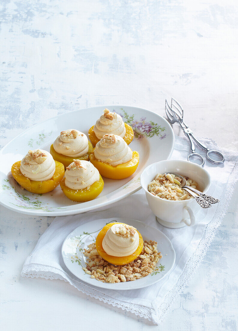 Filled peaches with crumb