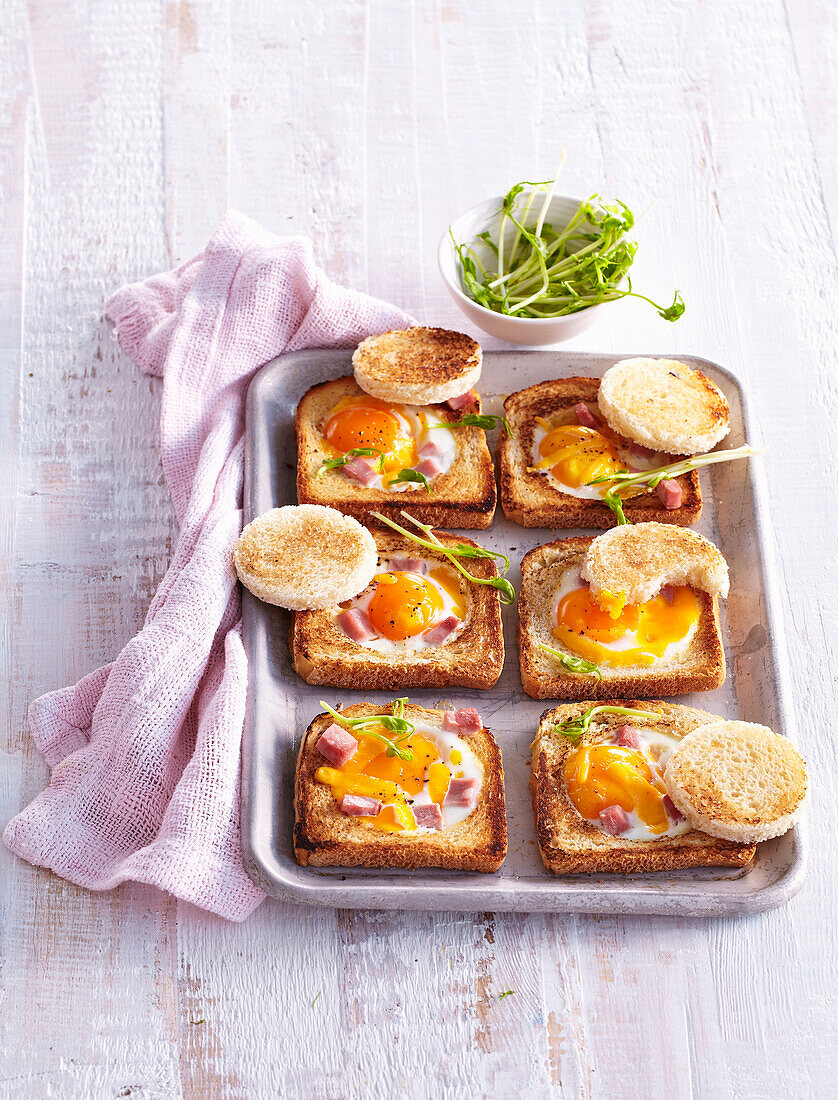 Gratinated toasts with eggs