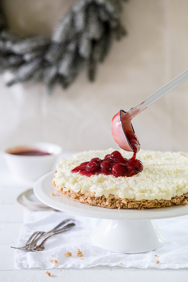 Reistorte mit roter Grütze zu Weihnachten