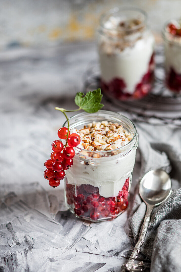 Joghurt-Parfait mit frischen Johannisbeeren und Nüssen