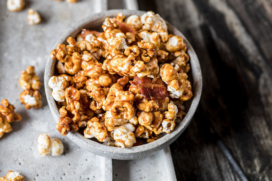 Popcorn mit Speck und Ahornsirup