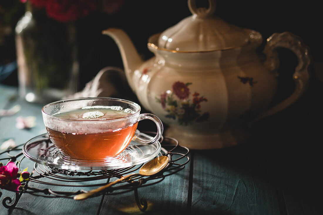 Schwarzer Tee in Porzellankanne und Glastasse