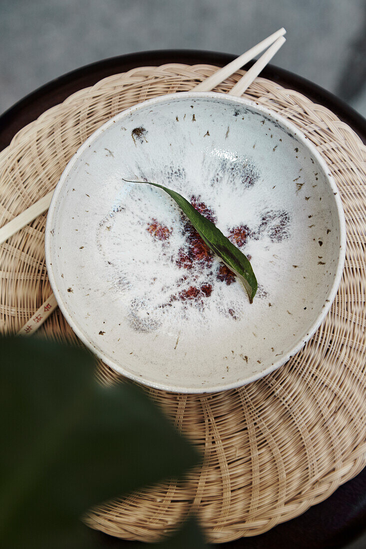 Asiatisches Gedeck mit Bowl und Essstäbchen