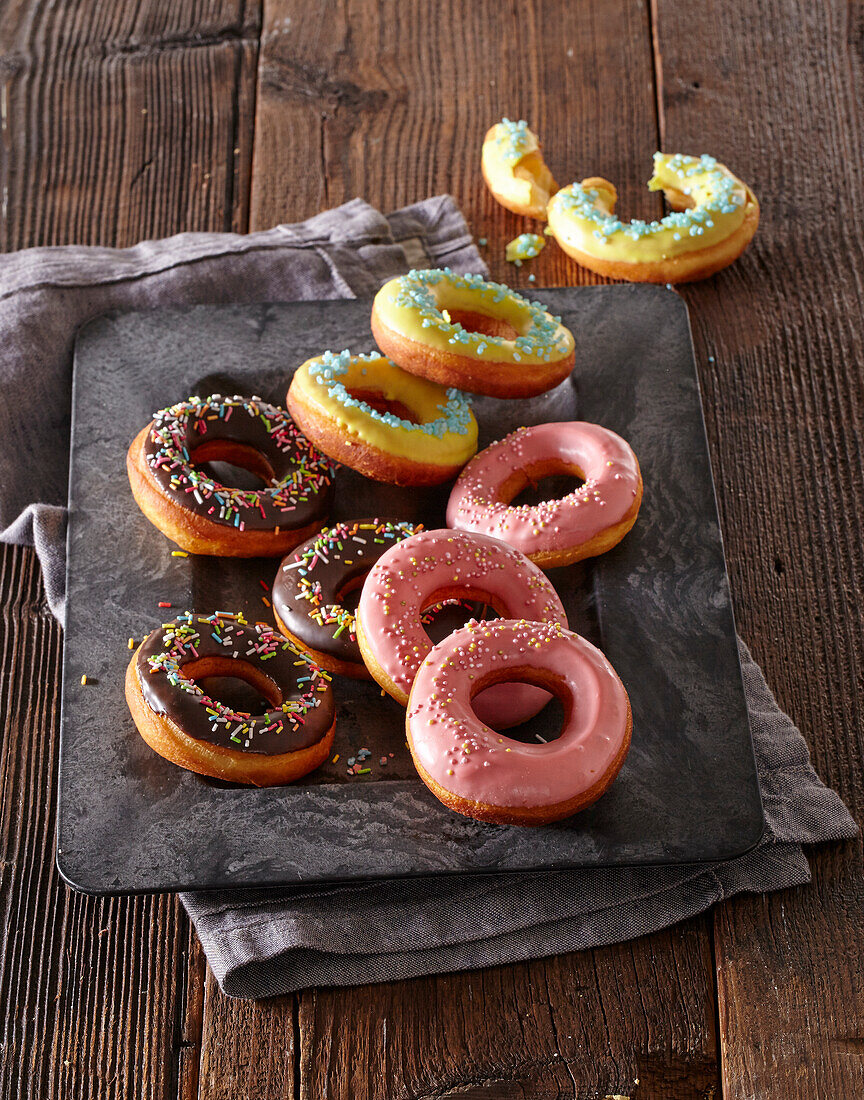 Oster-Donuts mit verschiedenen Glasuren