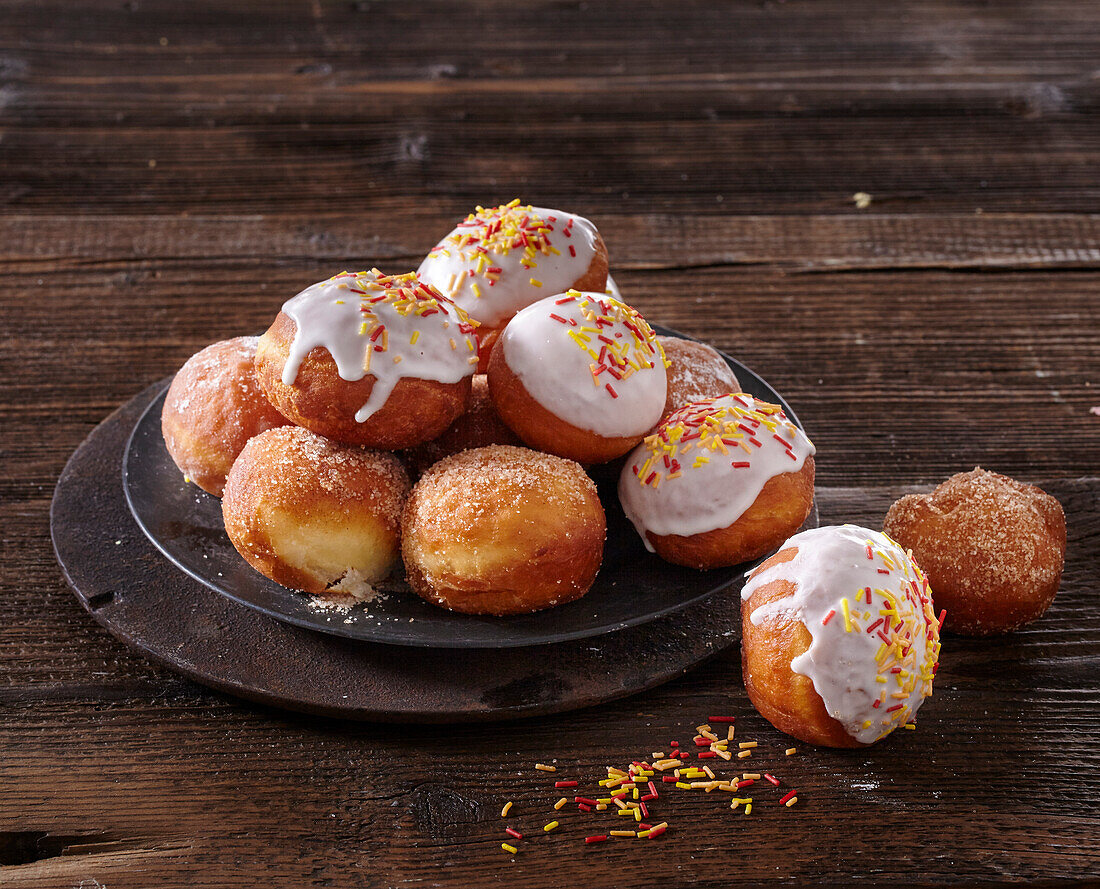 Osterkrapfen mit Zuckerguss