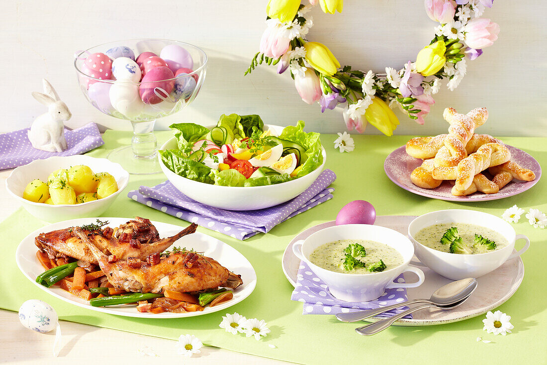 Ostermenü mit Salat, Suppe, Hauptspeise und Dessert