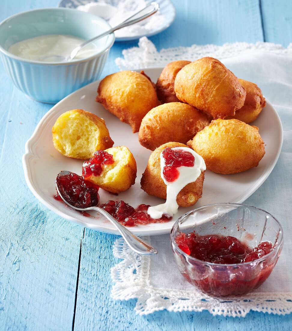 Donuts aus Vanillepuddingteig mit Sauerrahm und Preiselbeeren