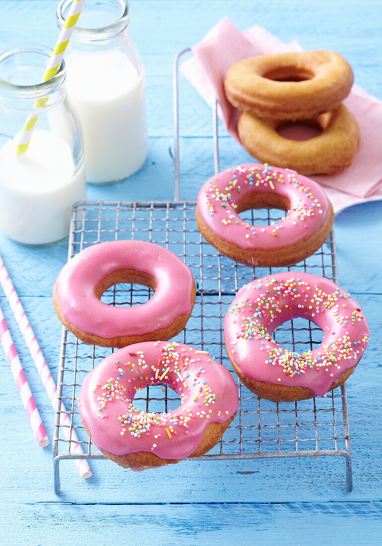 Donuts mit rosa Glasur und bunten Zuckerstreuseln