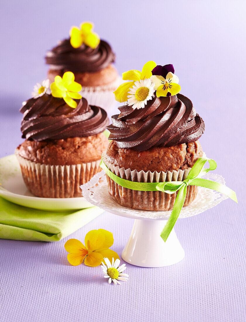 Cupcakes mit Schokolade, Banane und Nüssen