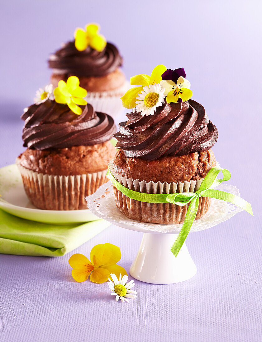 Cupcakes with chocolate, banana and nuts