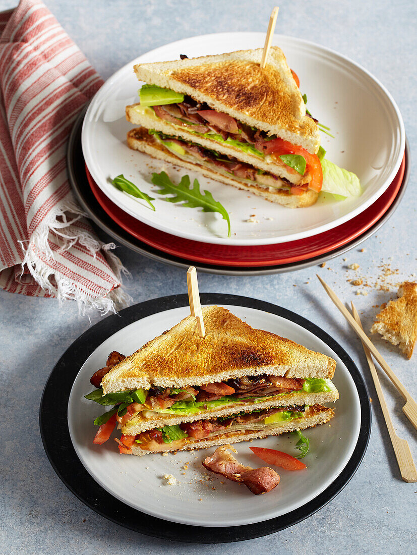 BLT-Sandwich mit Speck, Salat und Tomate