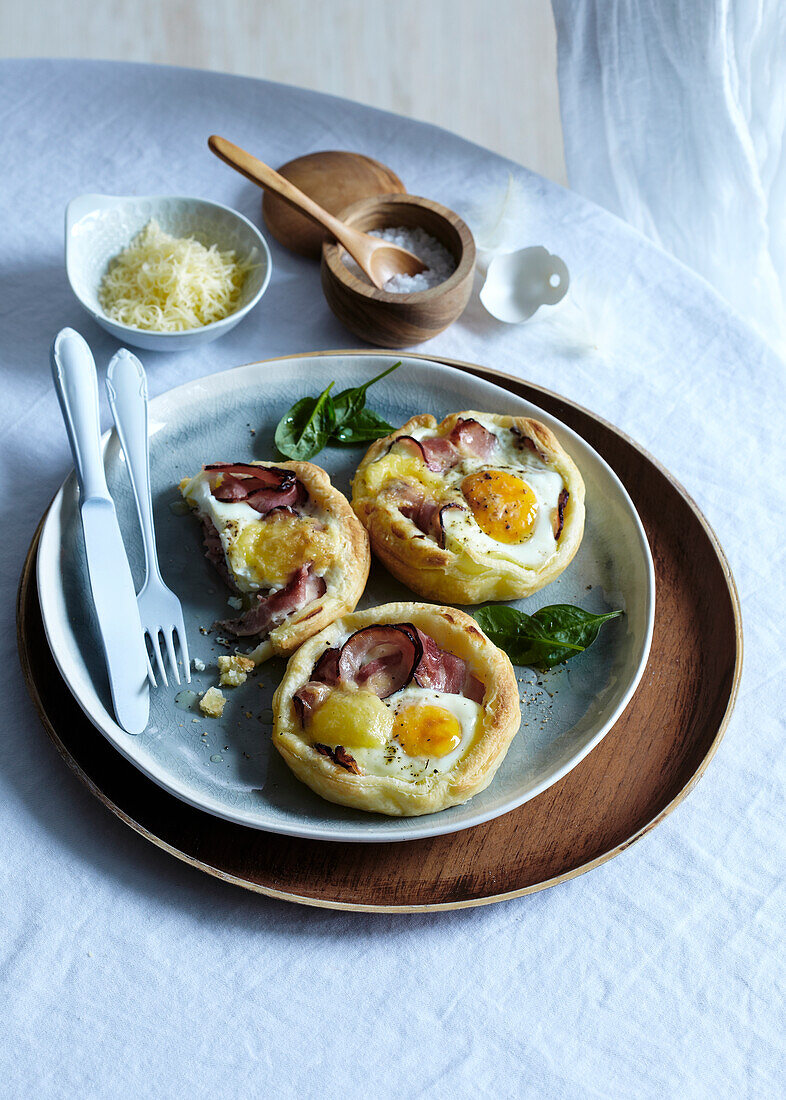 Puff pastry mini pizza with egg and bacon