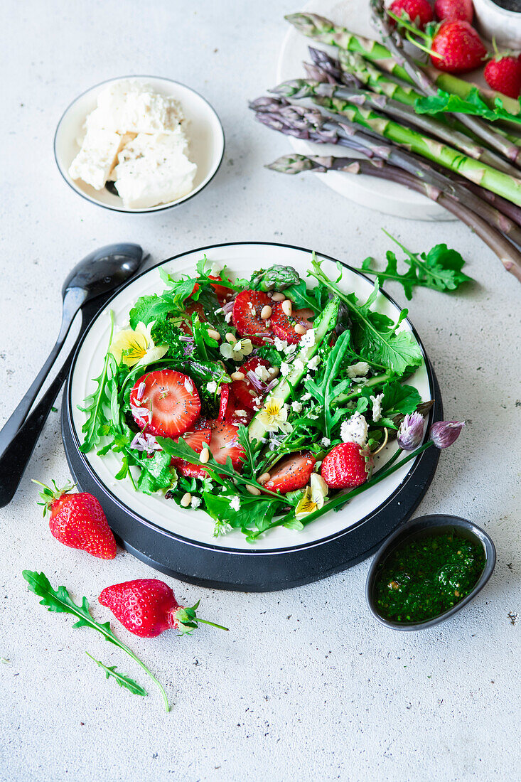 Spargel-Erdbeer-Salat mit Rucola
