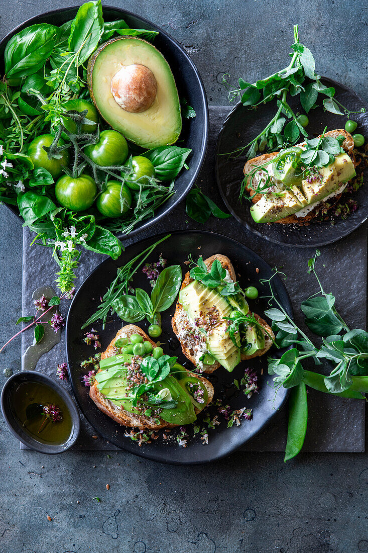 Toast with avocado, green tomatoes and peas