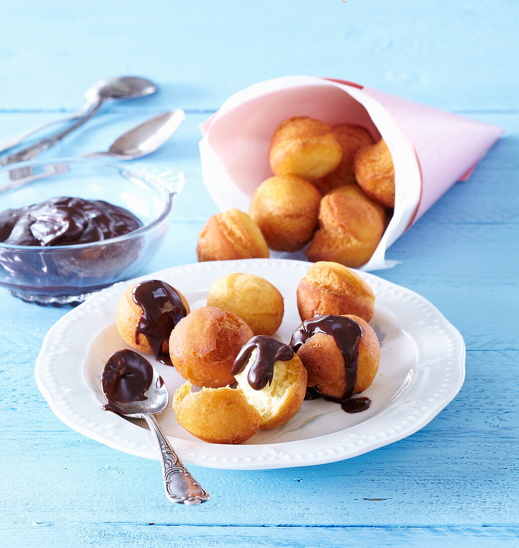 Frittierte Kartoffelbällchen mit Schokoladensauce