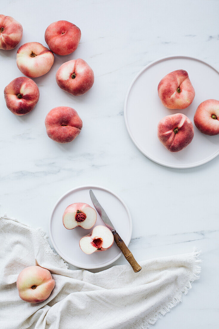 White peaches, whole and halved