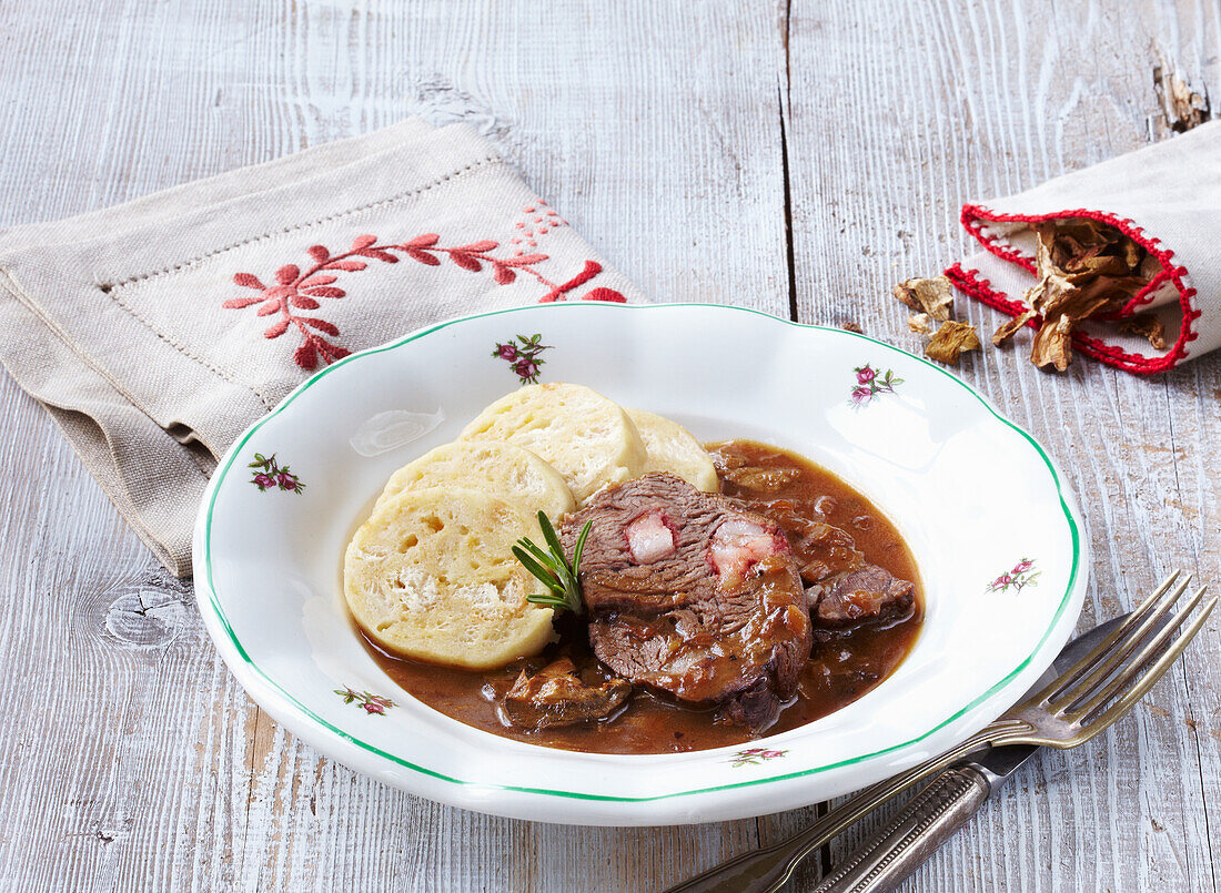 Roastbeef mit getrockneten Pilzen und Knödeln