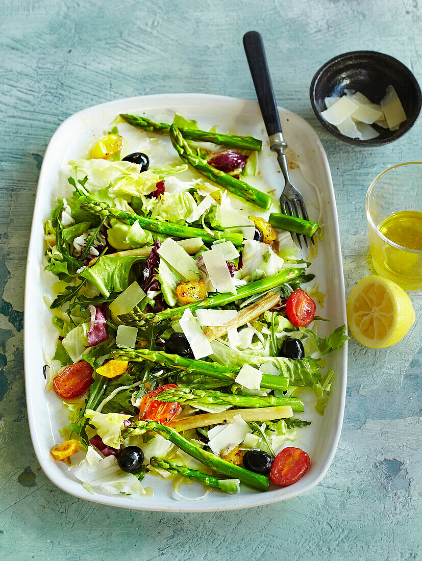 Salat mit gebackenem Spargel, Cherrytomaten und Oliven