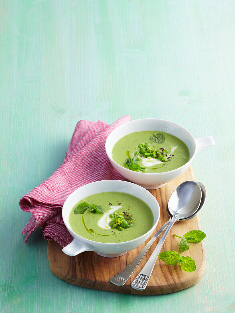 Grüne Erbsensuppe mit Minze