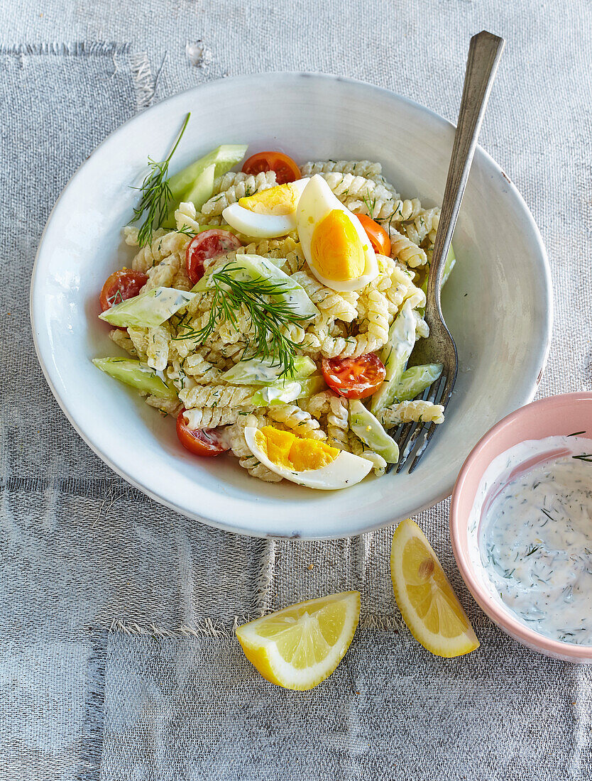 Girandolensalat mit Dillsauce und gekochtem Ei