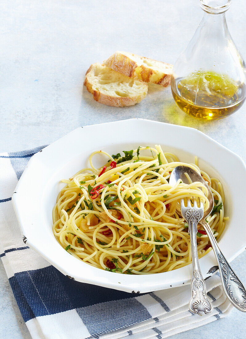 Spaghetti with garlic and oil