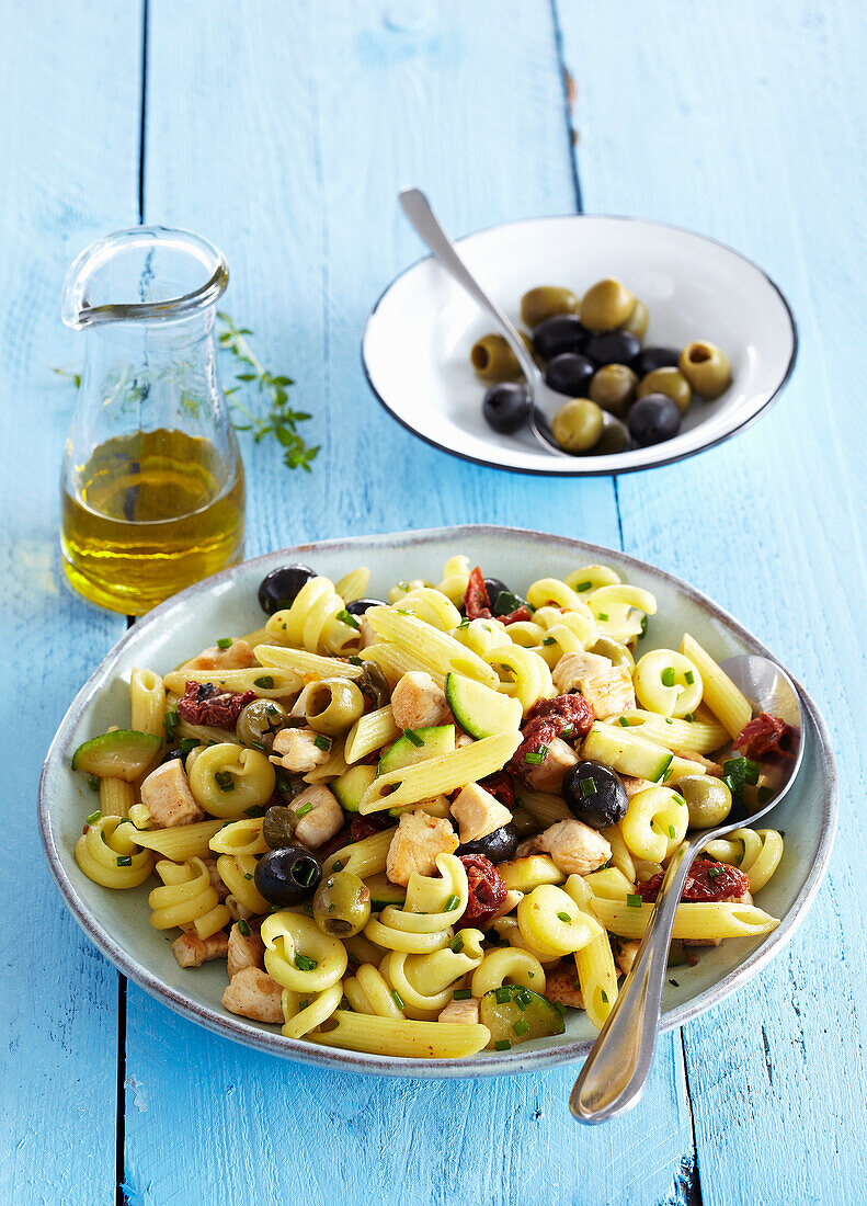 Nudelsalat mit Hähnchen und Oliven