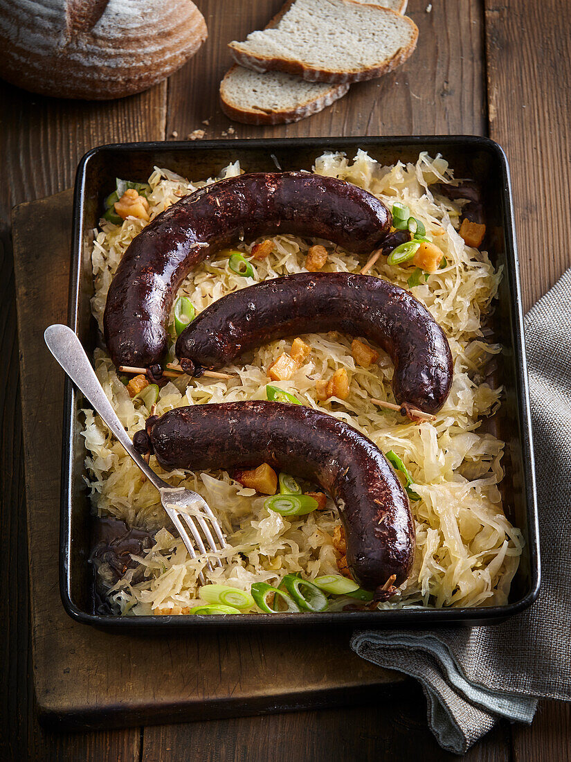 Gebackene Blutwürste auf Sauerkraut