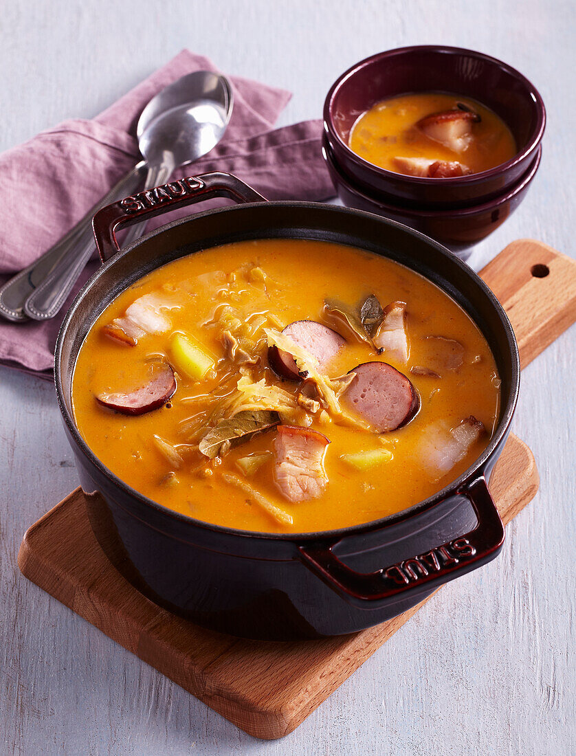 Sauerkrautsuppe mit Champignons und Wurst