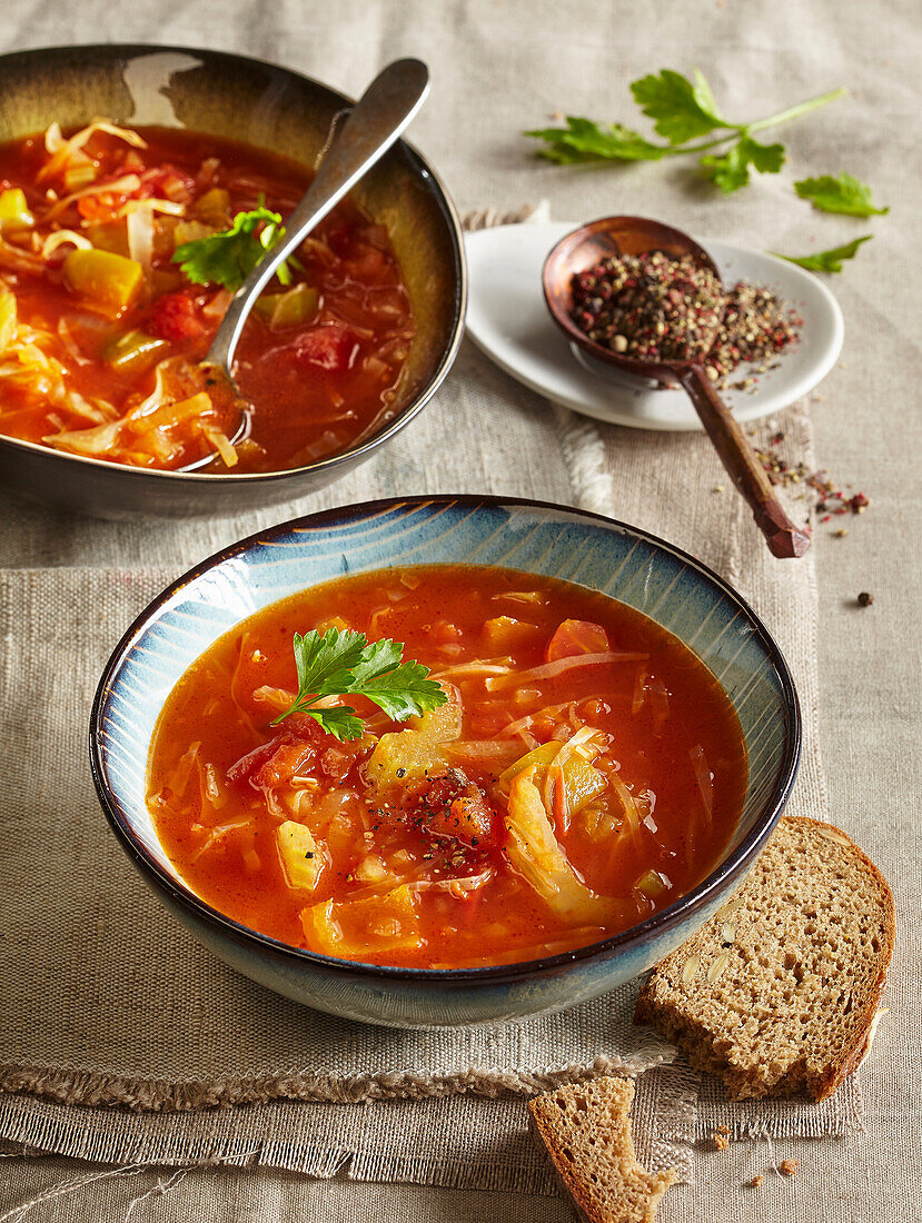 Schlankheits-Suppe mit Tomaten und Sauerkraut