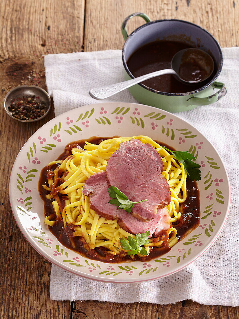 Geräuchertes Schweinefleisch mit Spätzle und Zwetschgensauce