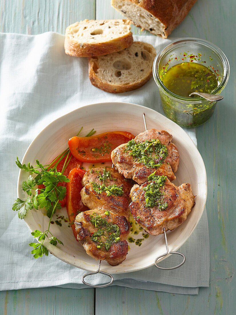 Gegrillter Schweinenacken mit Chimichurrisauce