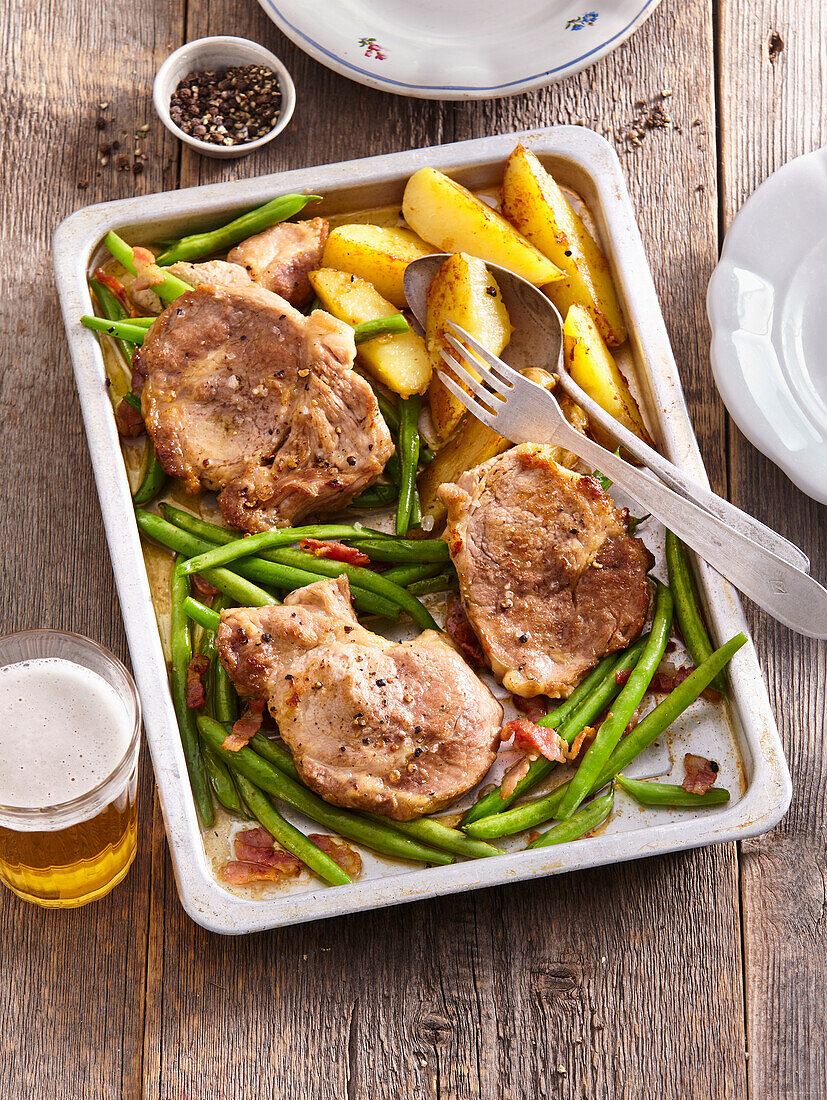 Schweinenacken mit grünen Bohnen und Kartoffeln