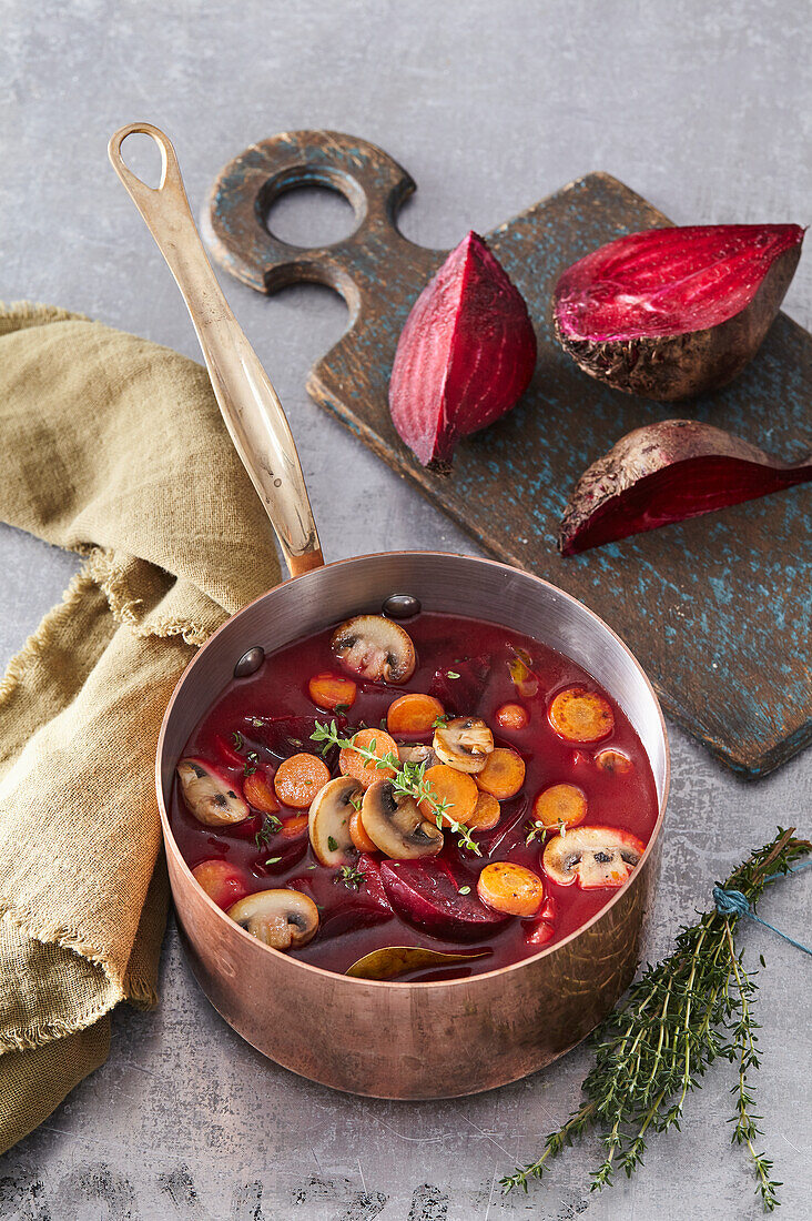 Herbsteintopf mit Rote-Bete, Karotten und Champignons