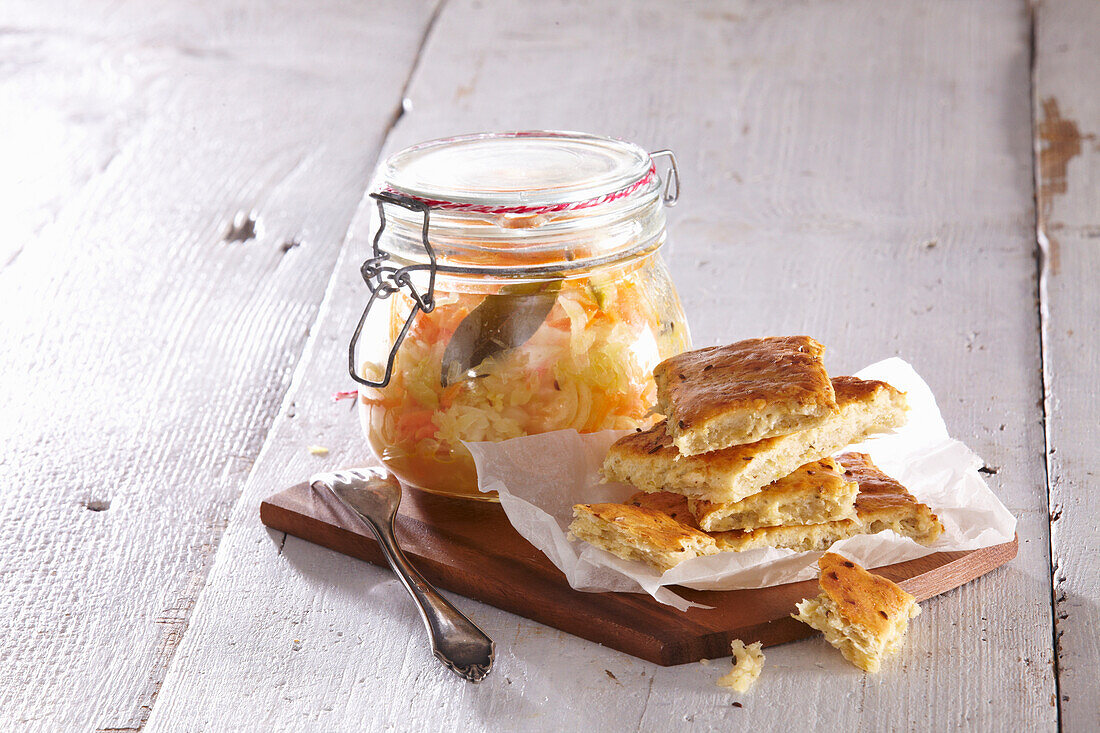 Sauerkrautpfannkuchen und hausgemachtes Sauerkraut im Bügelglas