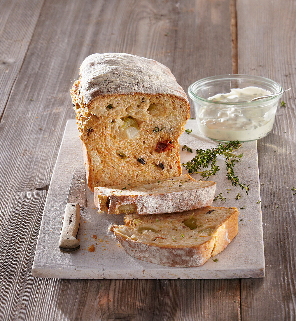 Hausgemachtes Brot mit Spargel