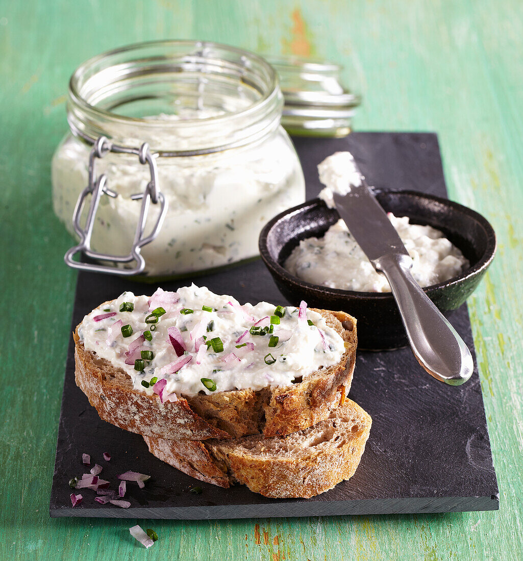 Brot mit Meerrettichaufstrich