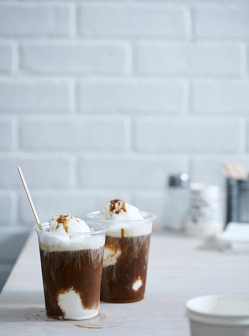 Eiskaffee mit Kaffeegelee und Eiscreme