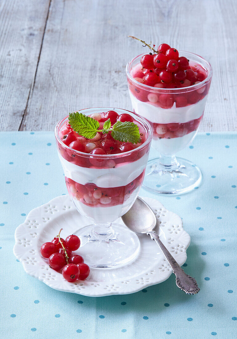 Schichtdessert mit roten und weißen Johannisbeeren