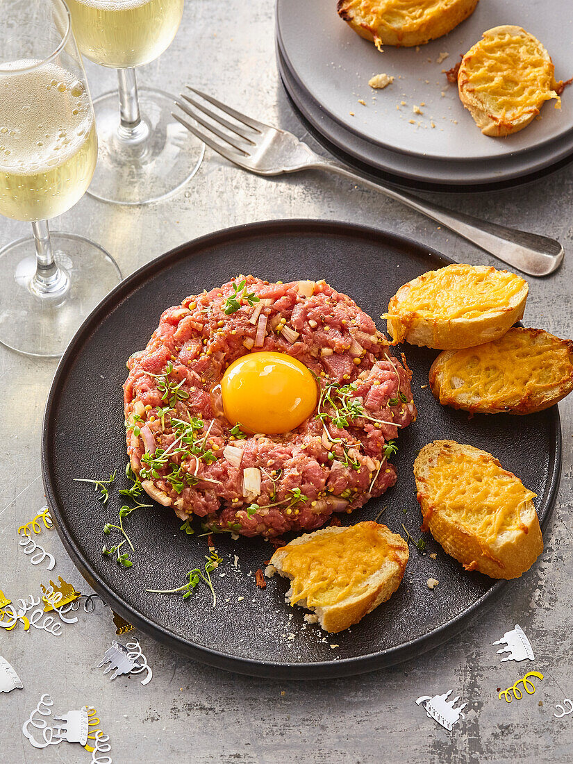 Steak-Tartar mit überbackenen Käse-Baguette