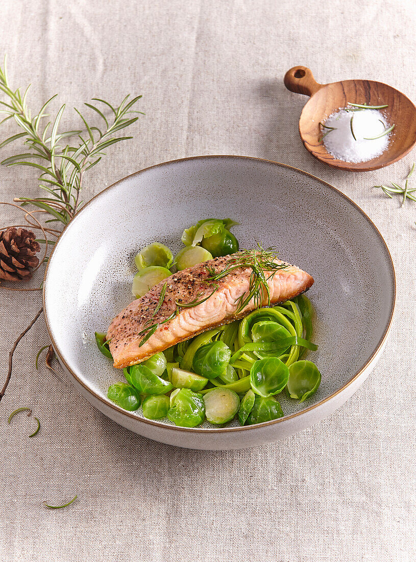 Lachs auf Rosenkohlblättern