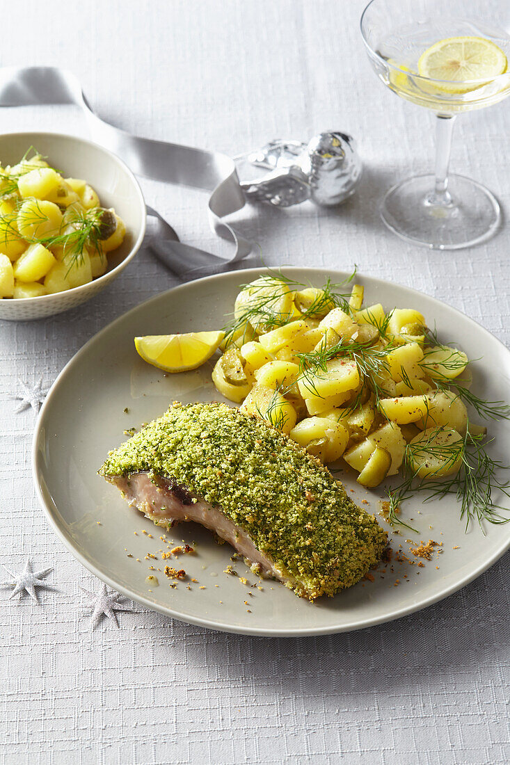 Karpfen mit Kräuterkruste und leichtem Kartoffelsalat