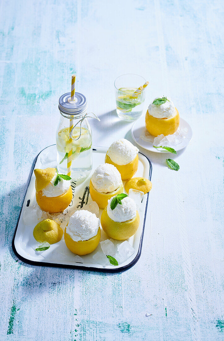 Zitronensorbet serviert in ausgehöhlten Zitronen