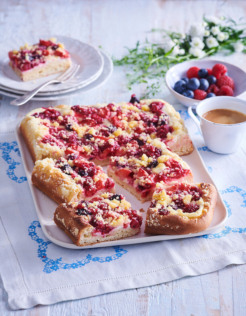 Hefekuchen mit Sommerbeeren und Streuseln vom Blech