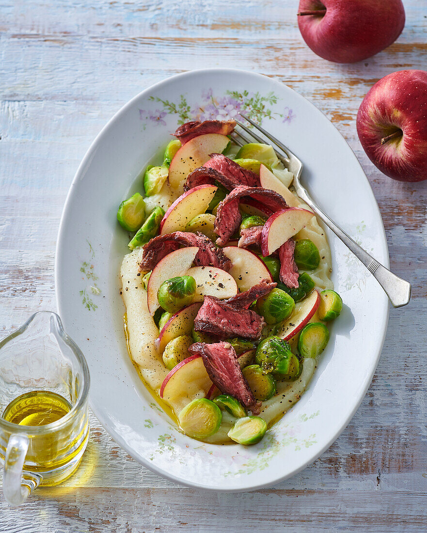 Rosenkohl-Apfel-Salat mit Selleriepüree und Rindersteakstreifen
