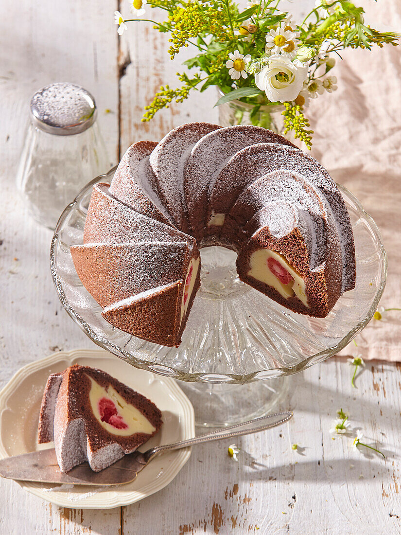 Bundt cake with curd and raspberries